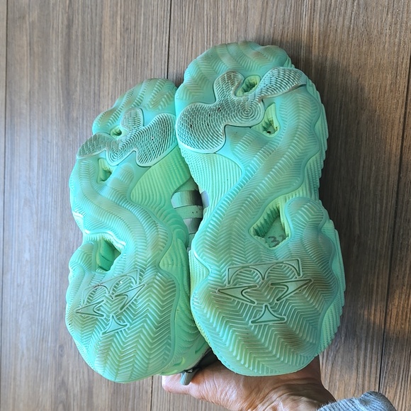 Adidas Trae Young Kids Size 5 - Picture 4 of 6